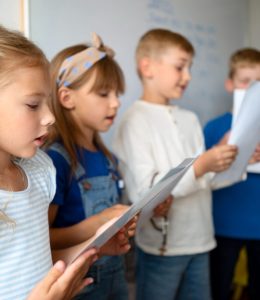gesang - Chor medium-shot-kids-singing-together-sunday-school -freepick